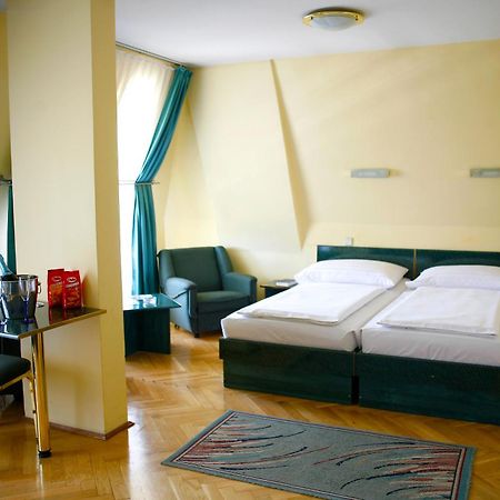 Hotel Bara Будапеща Екстериор снимка