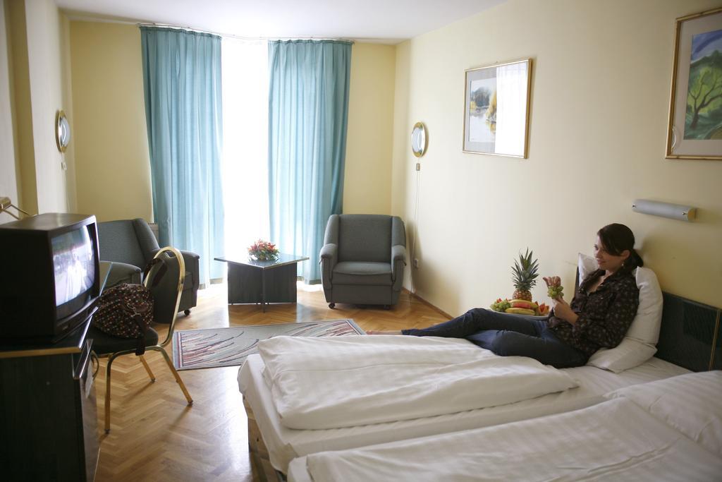 Hotel Bara Будапеща Екстериор снимка