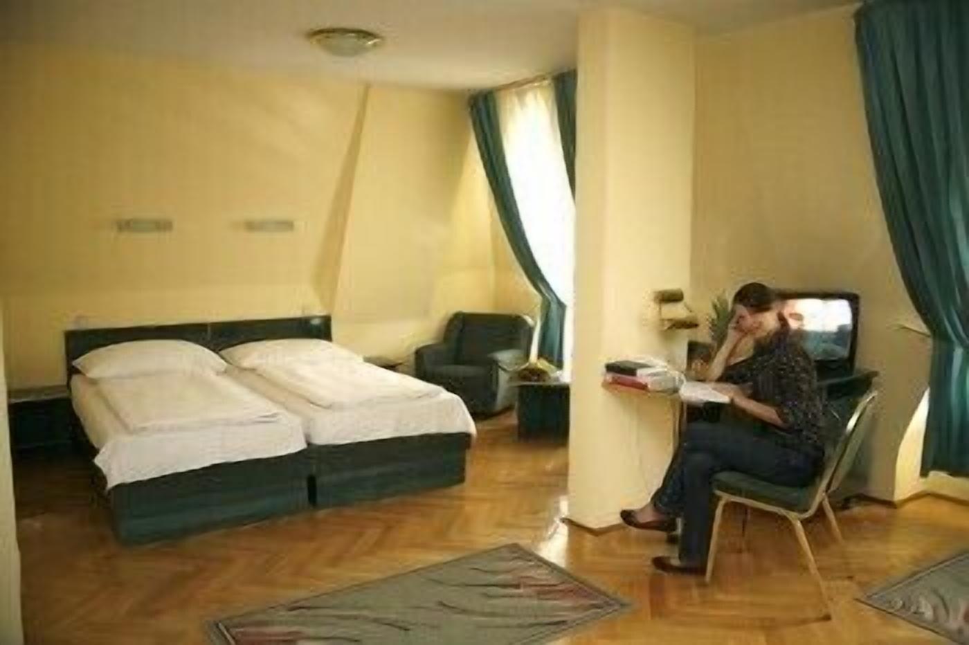Hotel Bara Будапеща Екстериор снимка