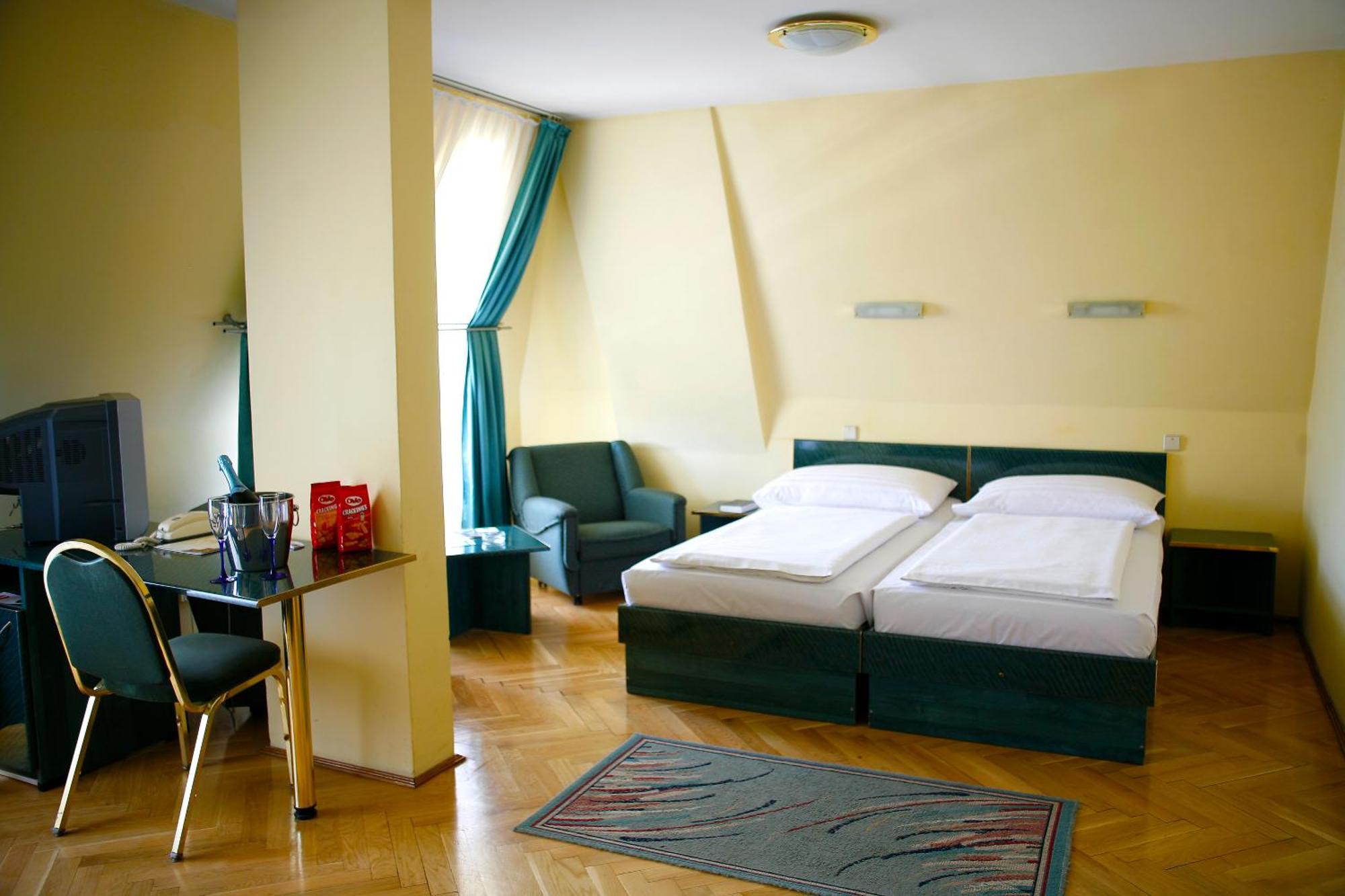 Hotel Bara Будапеща Екстериор снимка
