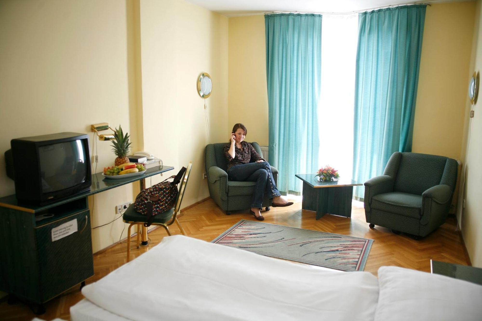 Hotel Bara Будапеща Екстериор снимка