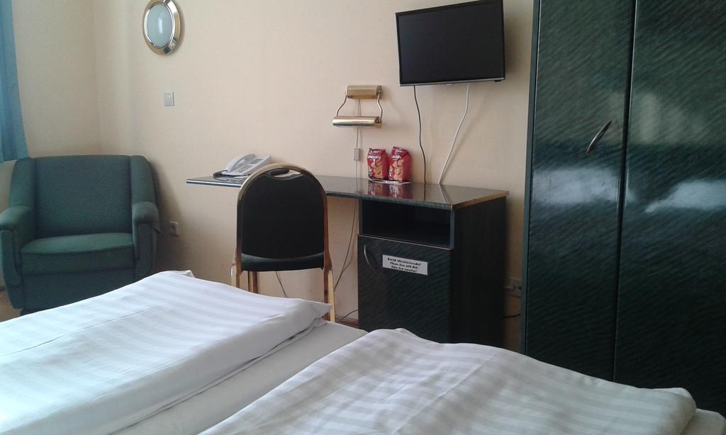 Hotel Bara Будапеща Екстериор снимка