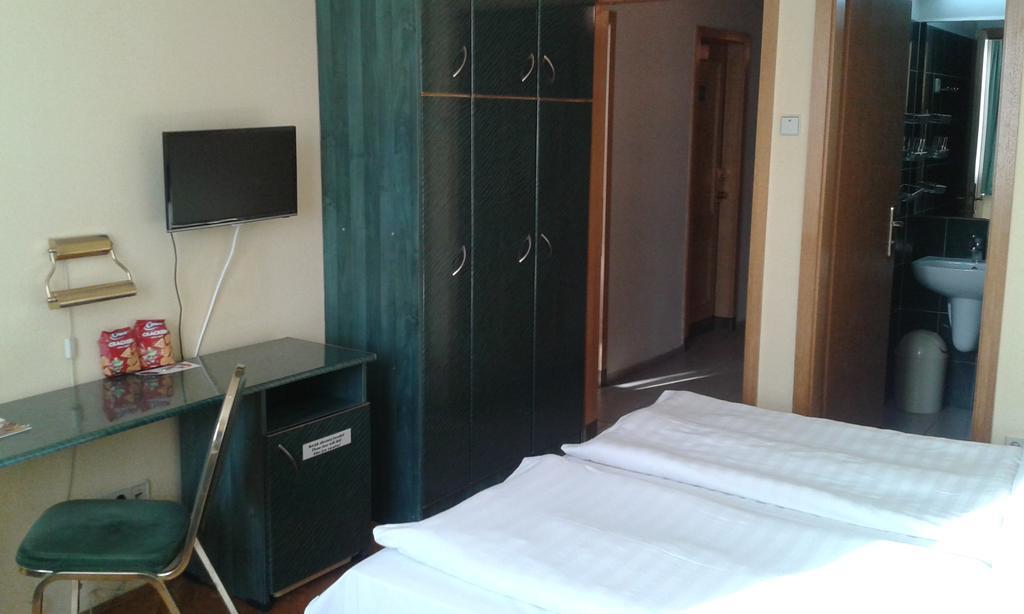 Hotel Bara Будапеща Екстериор снимка