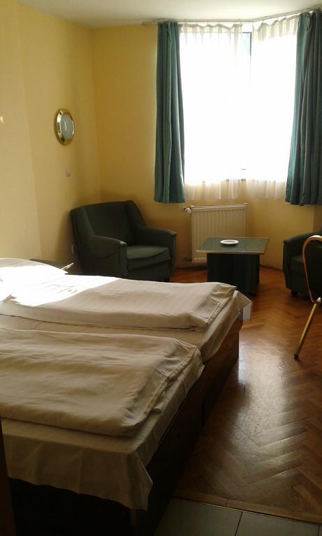 Hotel Bara Будапеща Екстериор снимка