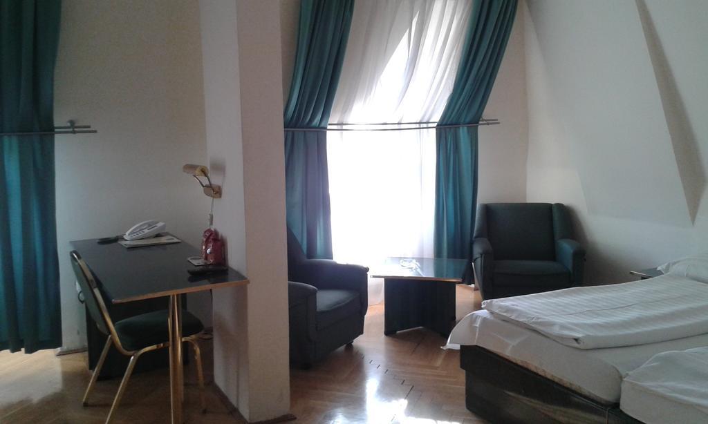 Hotel Bara Будапеща Екстериор снимка