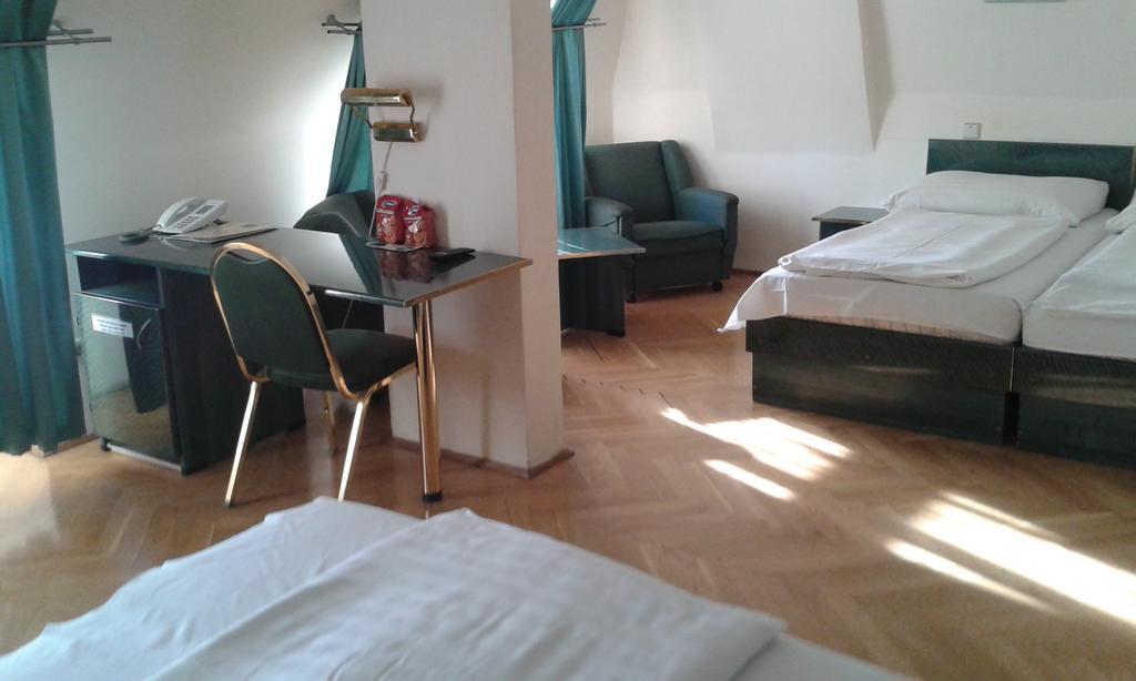 Hotel Bara Будапеща Екстериор снимка