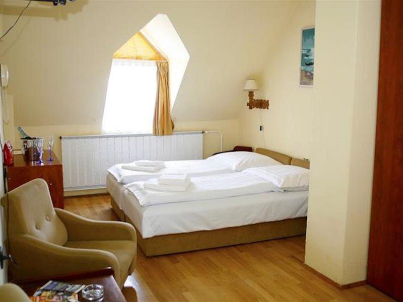 Hotel Bara Будапеща Екстериор снимка