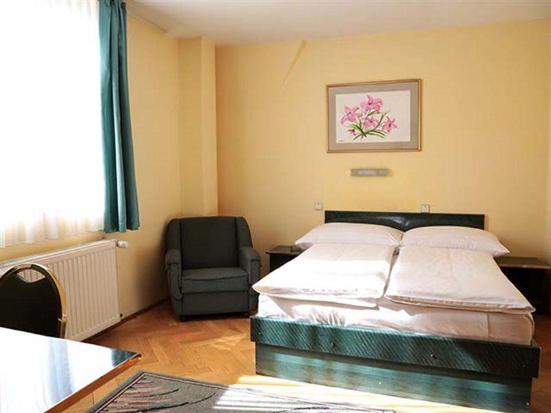 Hotel Bara Будапеща Екстериор снимка